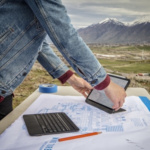 ZAGG Rugged Book Go Tastatur/Cover (Buchfalz) für 27,9 cm (11 Zoll) Apple iPad Pro Tablet - Schwarz - Sturzsicher