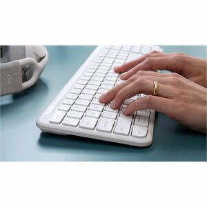 Logitech Signature Slim K950 键盘 - 无线 连接 - A 型 USB 接口 - 英文 - 珍珠白 - 蓝牙 - 5.1 - 10 m - 开始, 静音, 屏幕截图, 首页, 音量控制 热键 - Windows 10