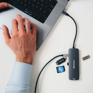Verbatim USB-Typ C Docking Station für Notebook - Ladefunktion - Speicherkartenleser - SD, microSD - 4 x USB-Anschlüsse - 