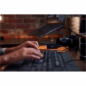 Kingston Tragbar Solid State-Laufwerk - Extern - 2 TB - Schwarz - Speichersystem Unterstütztes Gerät - USB 3.2 (Gen 2) - 1