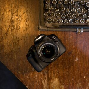 Canon EOS 2000D 24,1 Megapixel Digitale Spiegelreflexkameragehäuse mit Objektiv - 18 mm - 55 mm Brennweite - Schwarz - Aut