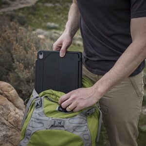 ZAGG Rugged Book Go Tastatur/Cover (Buchfalz) für 27,9 cm (11 Zoll) Apple iPad Pro Tablet - Schwarz - Sturzsicher