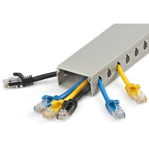 StarTech.com Chemin de Câbles PVC de 2m avec Couvercle - 50 x 25mm - Slots Parallels 8mm, Goulotte Cache Câble Réseau, max