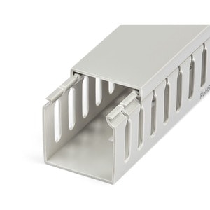 StarTech.com Chemin de Câbles PVC de 2m avec Couvercle - 50 x 50mm - Slots Parallels 8mm, Goulotte Cache Câble Réseau, max