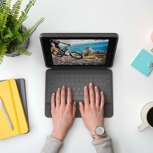 Estuche de teclado/cubierta Logitech Rugged Folio (Folio) iPad (7Ş generación) Tableta - Grafito - Anti salpicaduras/Derra