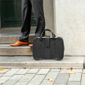 Borsa per laptop R-Go Viva, in pelle pieno fiore, ergonomico con supporto per laptop 15.6" integrato, prodotto sociale, nero