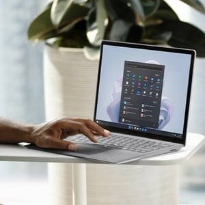 Microsoft Surface Laptop 5 34.3 cm (13.5") Ecrã tátil Notebook - Intel Core i5 - 8 GB - 256 GB SSD - Platina - Intel Chip 