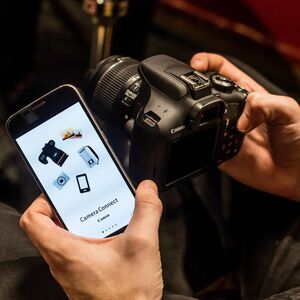 Canon EOS 2000D 24,1 Megapixel Digitale Spiegelreflexkameragehäuse mit Objektiv - 18 mm - 55 mm Brennweite - Schwarz - Aut