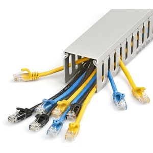 StarTech.com Chemin de Câbles PVC de 2m avec Couvercle - 50 x 50mm - Slots Parallels 8mm, Goulotte Cache Câble Réseau, max