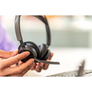 Poly Voyager Focus 2 Kabel/Kabellos Auf den Ohren, Kopfbügel Stereo Headset - Schwarz - Siri, Google Assistant - Binaural 