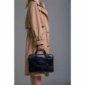 dbramante1928 ApS Silkeborg Carrying Case (Briefcase) for 38.1 cm (15") Apple Notebook, MacBook Pro - Black - Leather Body
