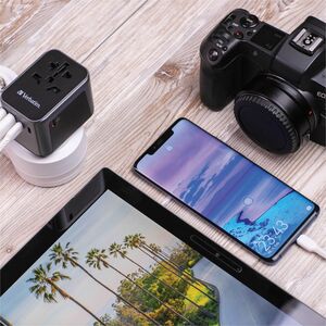 Adattatore CA Verbatim - 2,50 kW - Adattatore universale - 2 USB - 3 USB Type-C - Per Dispositivo USB, Smartphone, Diffuso