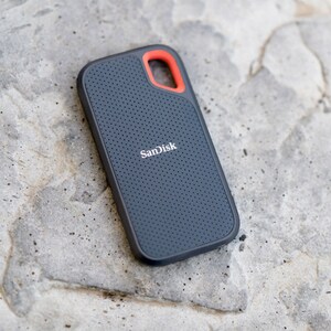 SanDisk Extreme SDSSDE60-1T00-G25 1 TB Portable Solid State Drive - External - Black - USB 3.1 Type C - 3 Year Warranty