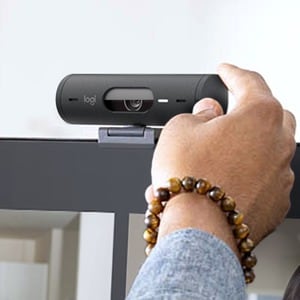 Logitech Brio 500 Full HD webcam, auto framing, noise-reducing mics, privacy shutter, streaming & video calling, Graphite 