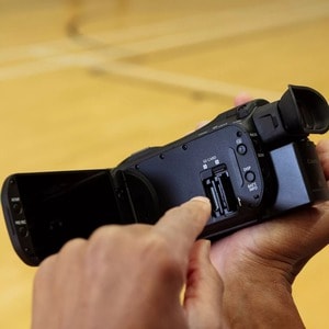 Canon LEGRIA HF G70 Digital Camcorder - 8.9 cm (3.5") LCD Touchscreen - 1/2.3" CMOS - 4K - 21.1 Megapixel Video - MP4 - 20