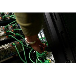 APC by Schneider Electric NetShelter PDU - Compatível com TAA - Comutado - IEC 60309 20A 3P+N+PE - 24 x IEC 60320 C13/C15,