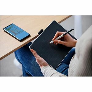 Wacom One Small Graphics Tablet - Graphics Tablet - 152.40 mm x 93.98 mm - 2540 lpi Wired/Wireless - Bluetooth - 4096 Pres