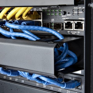 StarTech.com 1U Horizontal Finger Duct Rack Cable Management Panel with Cover - Organize cables in your server rack or cab