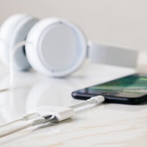 BELKIN 3.5 MM AUDIO + CHARGE ROCKSTAR WHITE