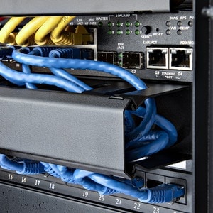 StarTech.com 1U Horizontal Finger Duct Rack Cable Management Panel with Cover - Cable Management Panel - Black - 1U Rack H