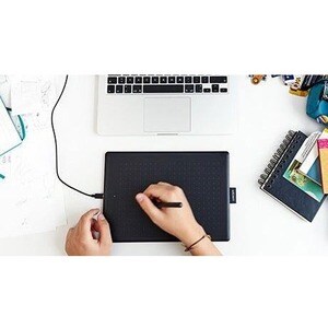 Wacom One by CTL-672 Tableta gráfica - 2540 lpi - Cable - Negro, Rojo - 216mm x 135mm Active Area - 2048 Nivel de presión 