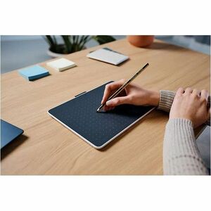 Wacom One Small Graphics Tablet - Graphics Tablet - 152.40 mm x 93.98 mm - 2540 lpi Wired/Wireless - Bluetooth - 4096 Pres
