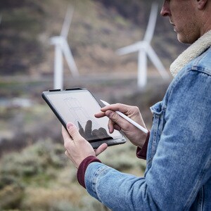 ZAGG Rugged Book Go Tastatur/Cover (Buchfalz) für 27,9 cm (11 Zoll) Apple iPad Pro Tablet - Schwarz - Sturzsicher