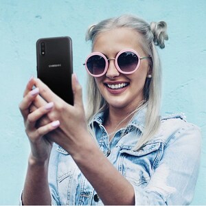 Samsung Galaxy A01 SM-A015M/DS 32 GB Smartphone - 14.5 cm (5.7") Active Matrix TFT LCD HD+ 1520 x 720 - Cortex A53Quad-cor