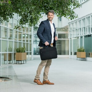 base xx Carrying Case for 33 cm (13") to 35.8 cm (14.1") Notebook - Black - Slip Resistant - Polyester Body - Shoulder Str