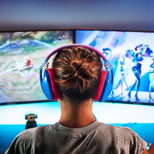 Auriculares de gaming Logitech G435 Inalámbrico Sobre la oreja Estéreo - Rosa, Azul - Cerrado - 1000cm - Bluetooth - 45Ohm