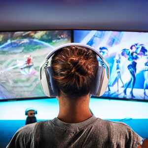 Auriculares de gaming Logitech G435 Inalámbrico Sobre la oreja Estéreo - Blanco, Lila - Cerrado - 1000cm - Bluetooth - 45O