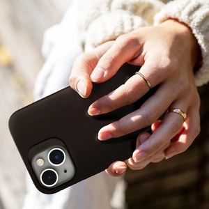 gear4 Rio Hülle für Apple iPhone 14 Smartphone - Strukturierte Griffflächen - Schwarz - Softtouch, Texturiert - Sturzsiche