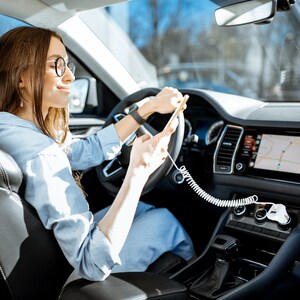 StarTech.com Zigarettenanzünder USB Ladegerät mit Lightning Spiralkabel, 12W, 2 Port USB Auto Ladegerät Adapter, Kfz USB S