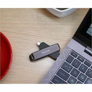 SanDisk Extreme PRO SDDDE1-2T00-G46 2 TB USB 3.2 (Gen 2) Type A, USB 3.2 (Gen 2) Type C Rugged Flash Drive - 1000 MB/s Rea