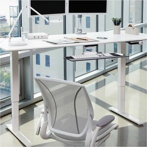 Mesa ajustable en altura Float 24”x48” en color plateado, con ajustador de contrapeso removible para ajuste sin esfuerzo. 