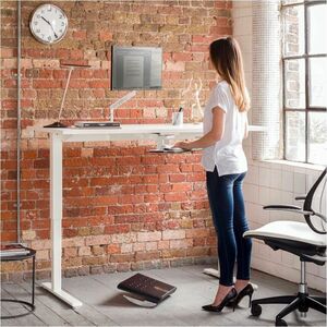 Mesa ajustable en altura Float 30”x60” en color blanco, con ajustador de contrapeso removible para un ajuste sin esfuerzo.